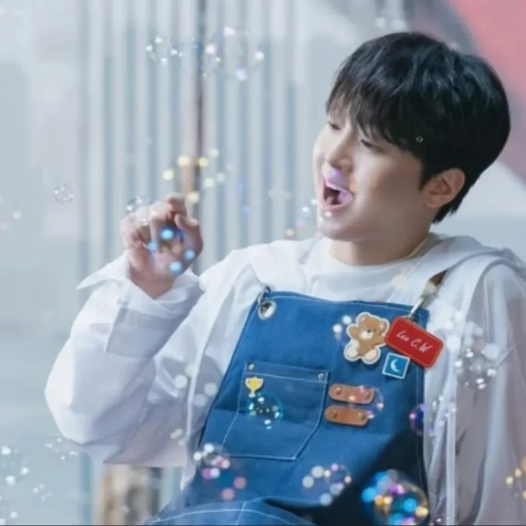 A moment captured by a fan of Lee Chanwon