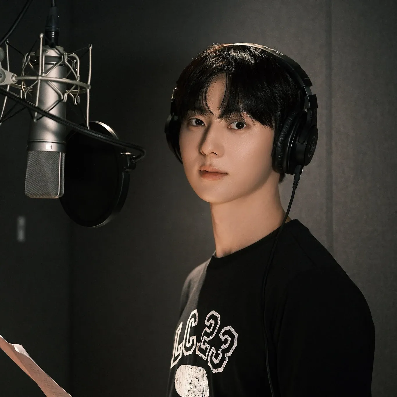 Behind-the-scenes cut of Hwang Minhyun
