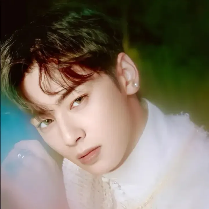 Behind-the-scenes cut of Cha Eunwoo