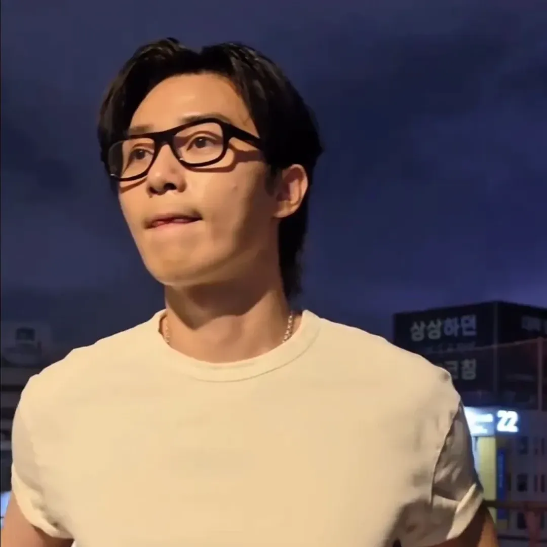 Recent activity shot of Park Seojoon