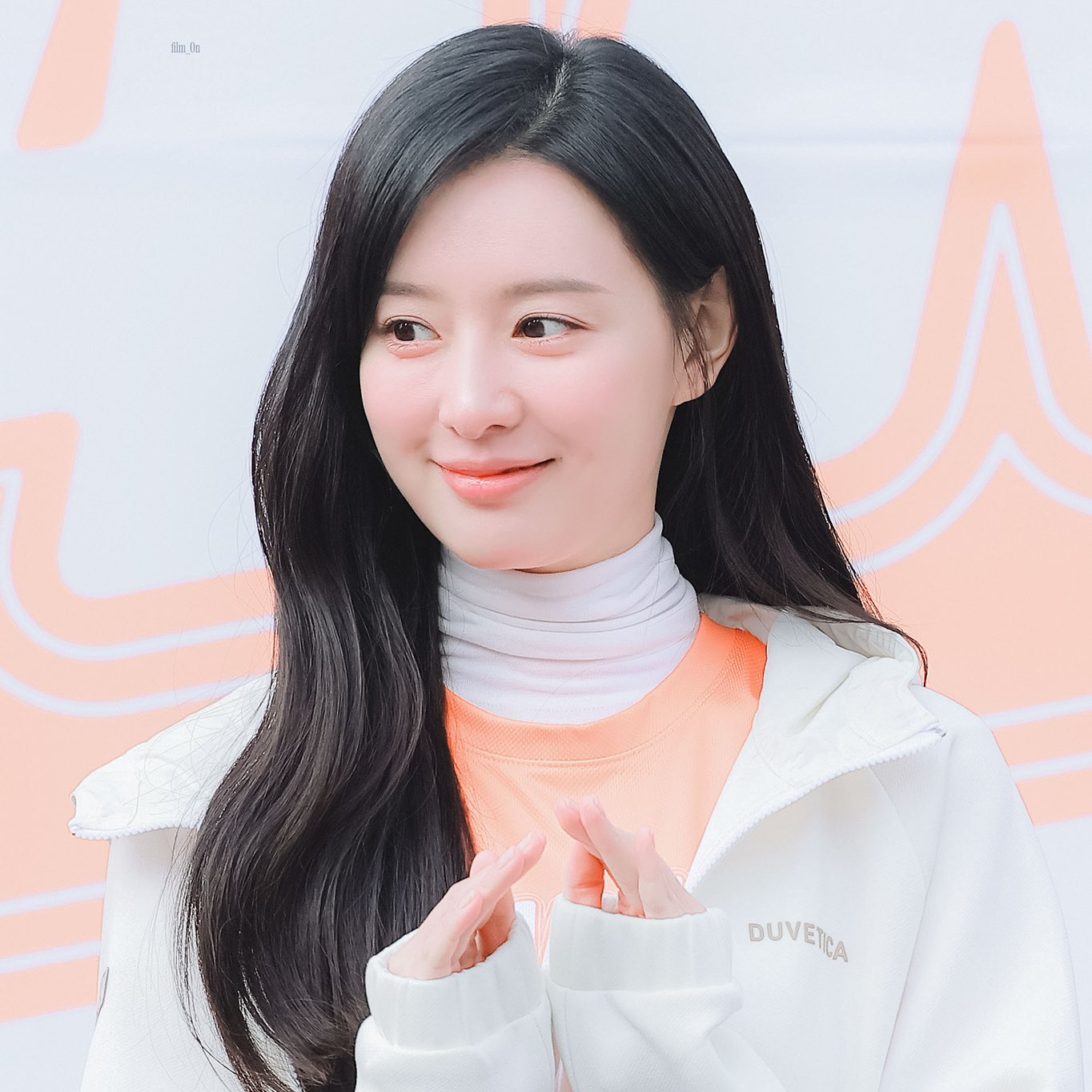 Behind-the-scenes cut of Kim Jiwon