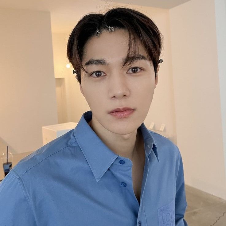 Behind-the-scenes cut of Kim Myungsoo (L)