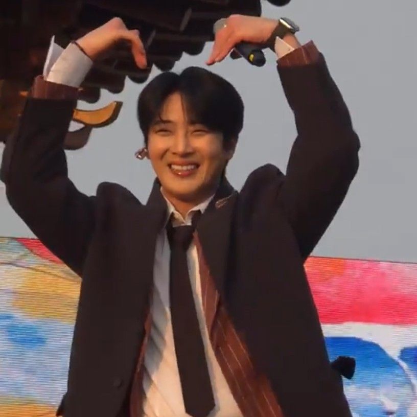 A moment captured by a fan of Hwang Yunsung