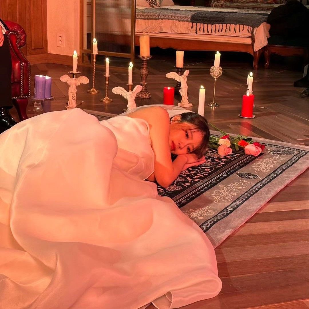 Behind-the-scenes cut of Lee Mijoo