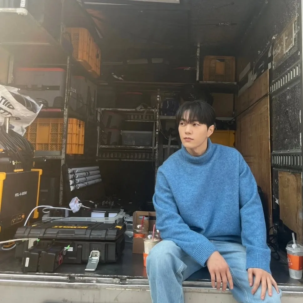 Behind-the-scenes cut of Kim Myungsoo (L)