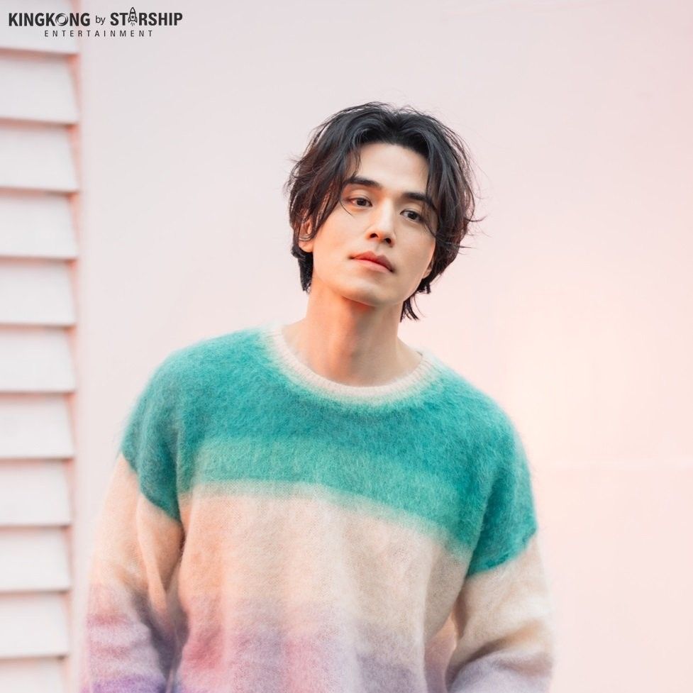 A moment captured by a fan of Lee Dongwook