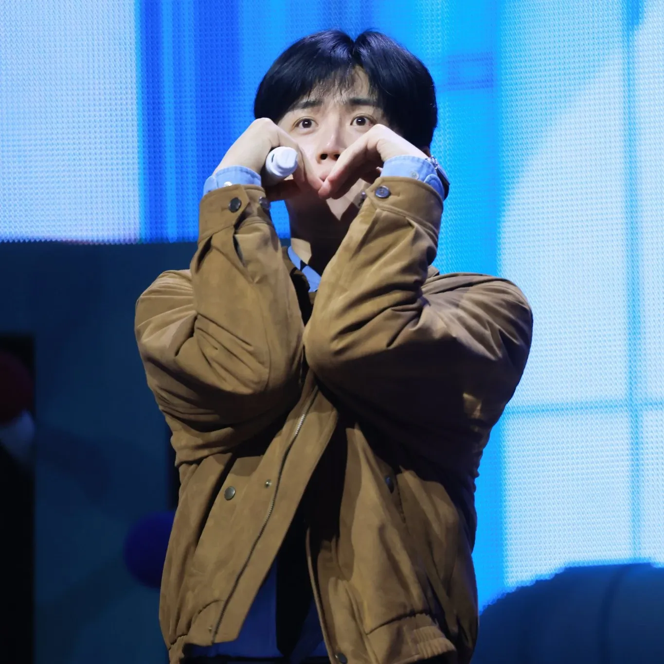 粉絲拍下的金宣虎瞬間