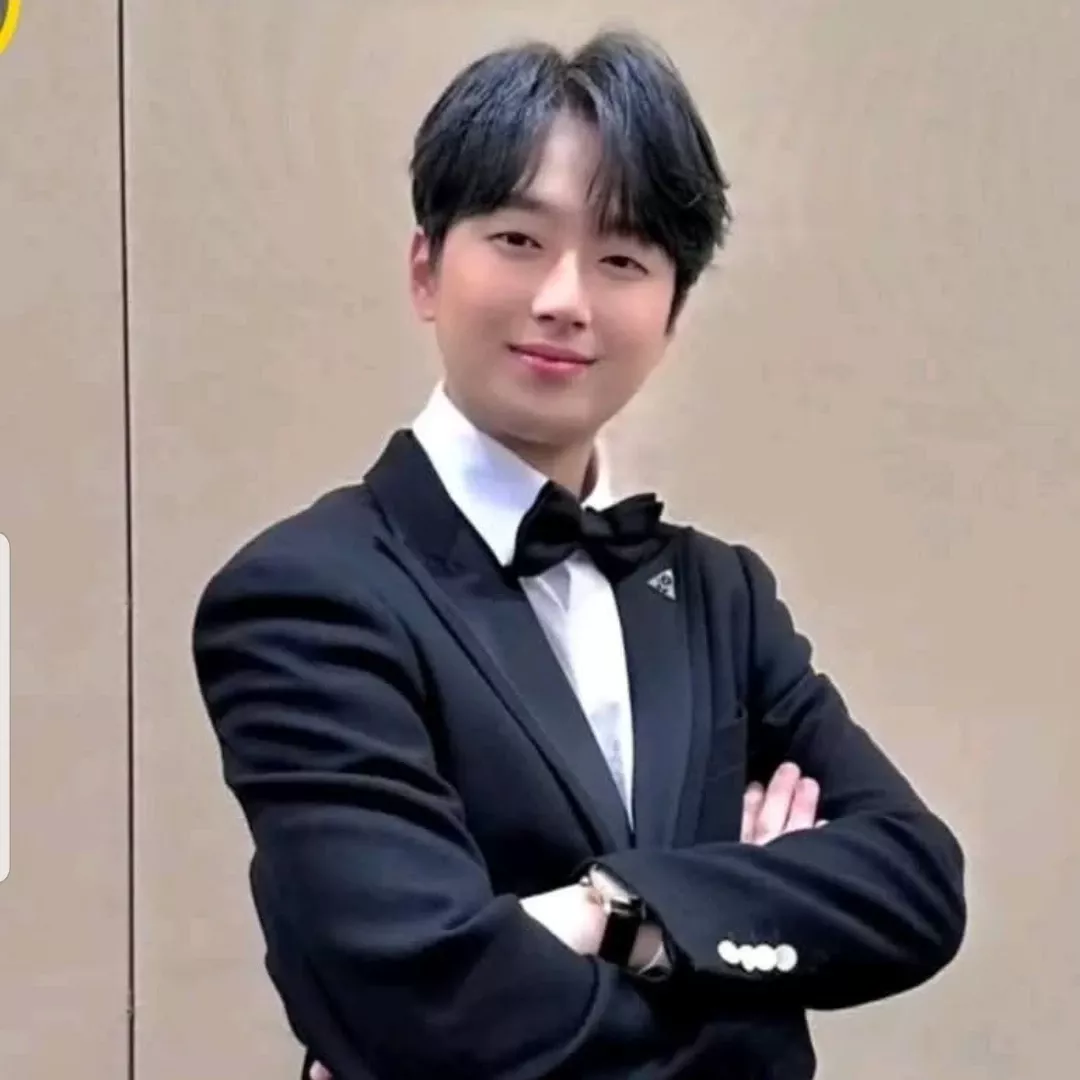 A moment captured by a fan of Lee Chanwon