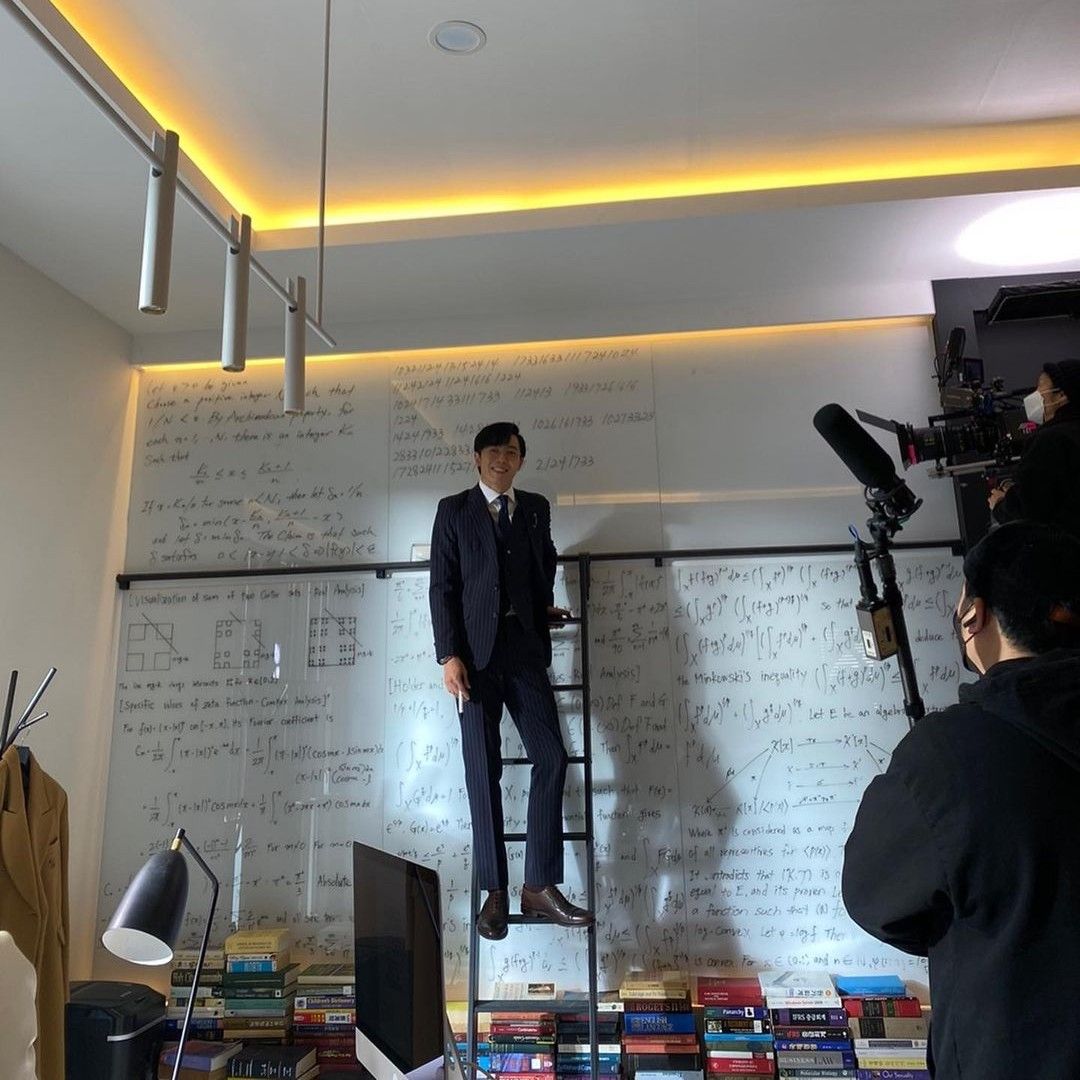 Behind-the-scenes cut of Kim Jaewook