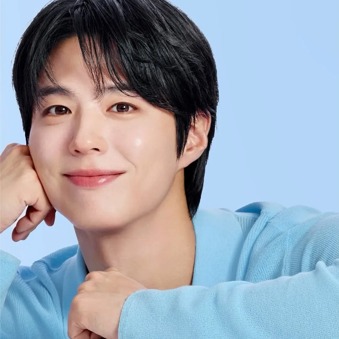 A moment captured by a fan of Park Bogum
