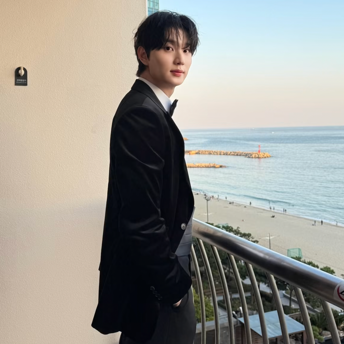 A moment captured by a fan of Kim Jaewon