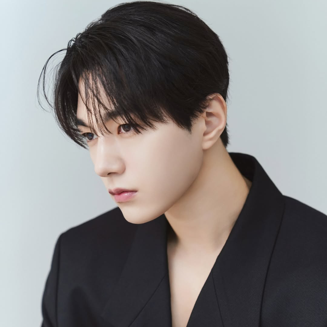 Behind-the-scenes cut of Kim Myungsoo (L)