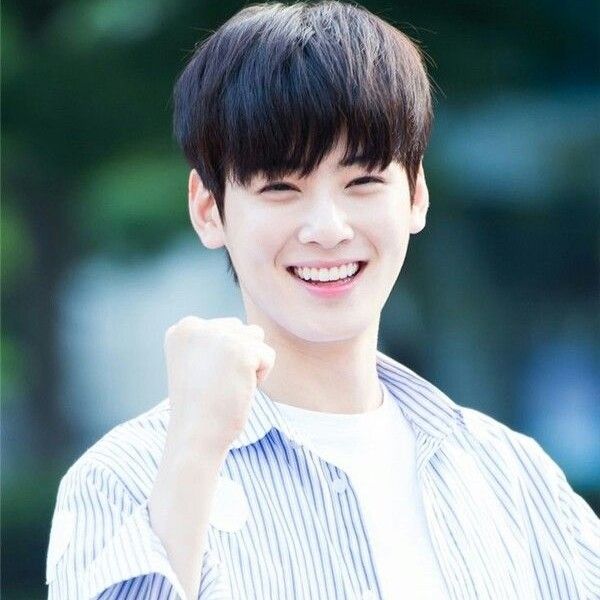 Behind-the-scenes cut of Cha Eunwoo