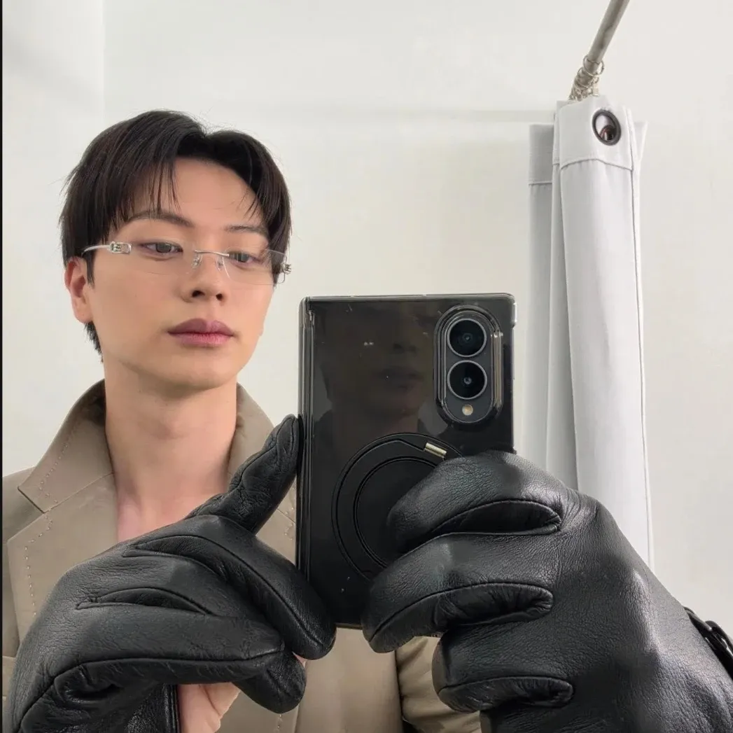 A moment captured by a fan of Yook Sungjae