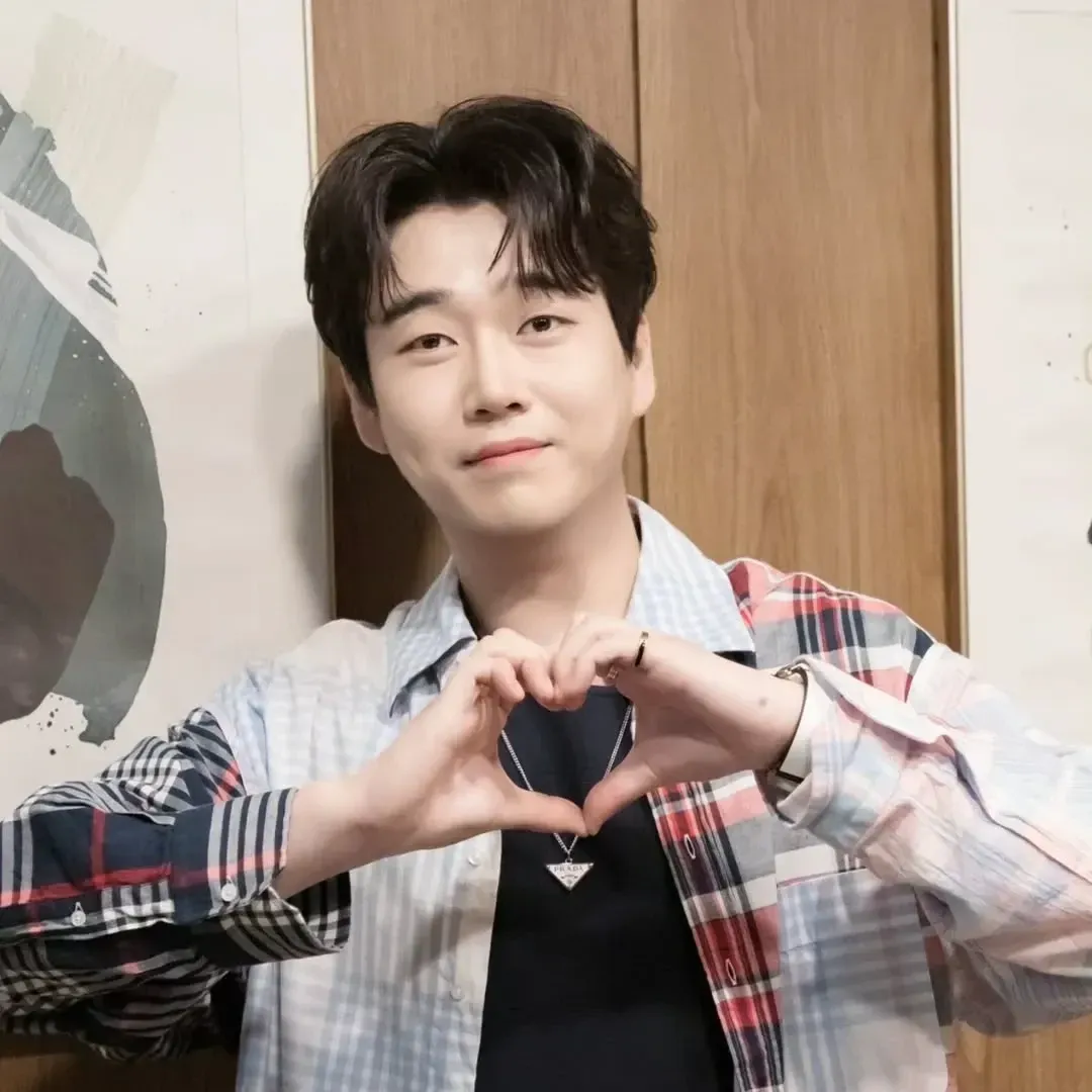 Behind-the-scenes cut of Hwang Youngwoong