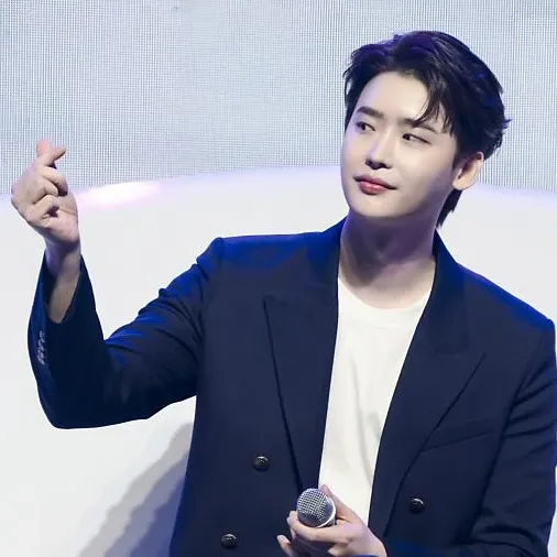 A moment captured by a fan of Lee Jongsuk