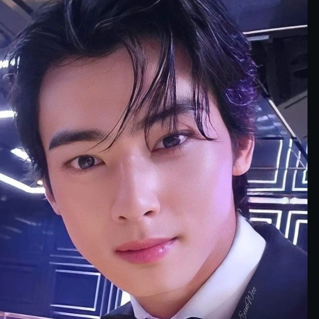 Latest photo of Cha Eunwoo