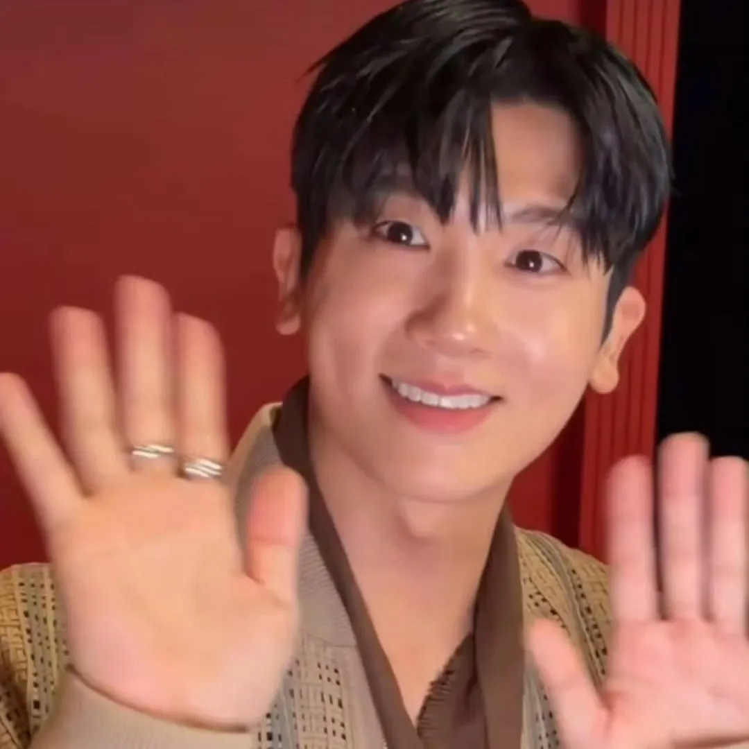 Behind-the-scenes cut of Park Hyungsik
