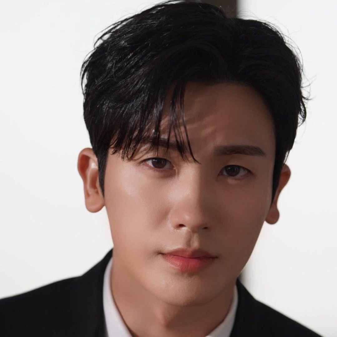 Behind-the-scenes cut of Park Hyungsik