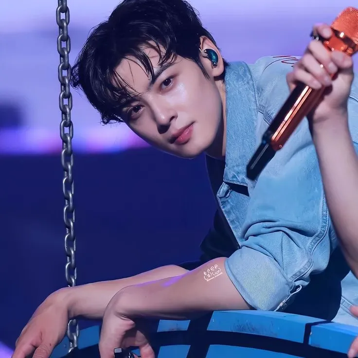 Behind-the-scenes cut of Cha Eunwoo