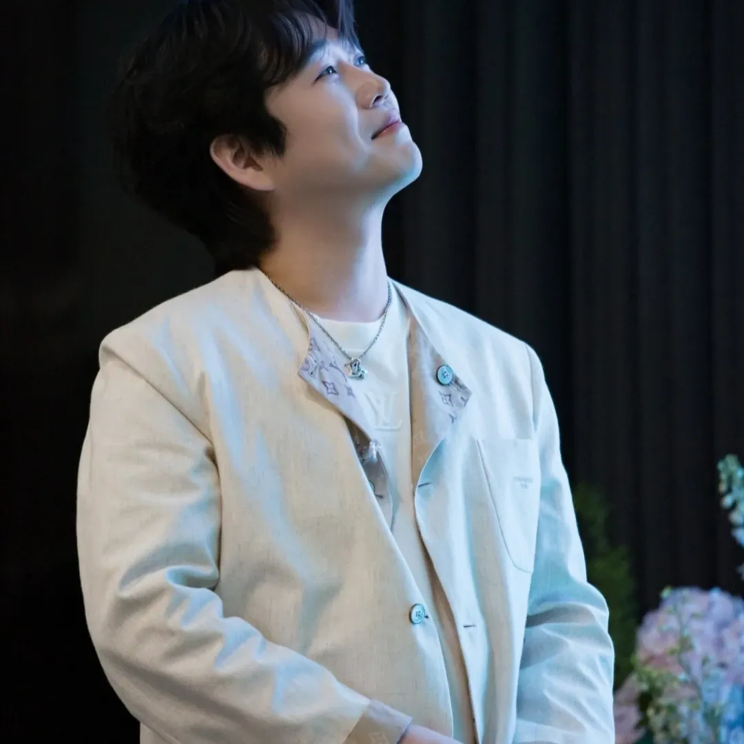 Behind-the-scenes cut of Hwang Youngwoong