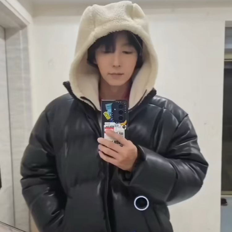 A moment captured by a fan of Lee Joongi