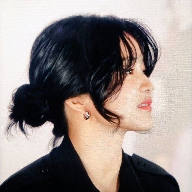 Behind-the-scenes cut of Kim Taeri