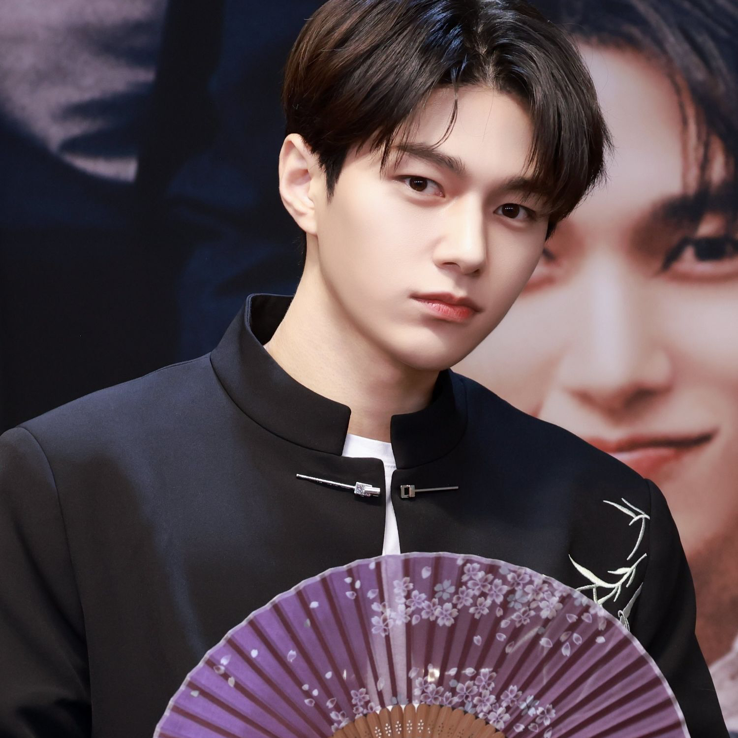 Behind-the-scenes cut of Kim Myungsoo (L)