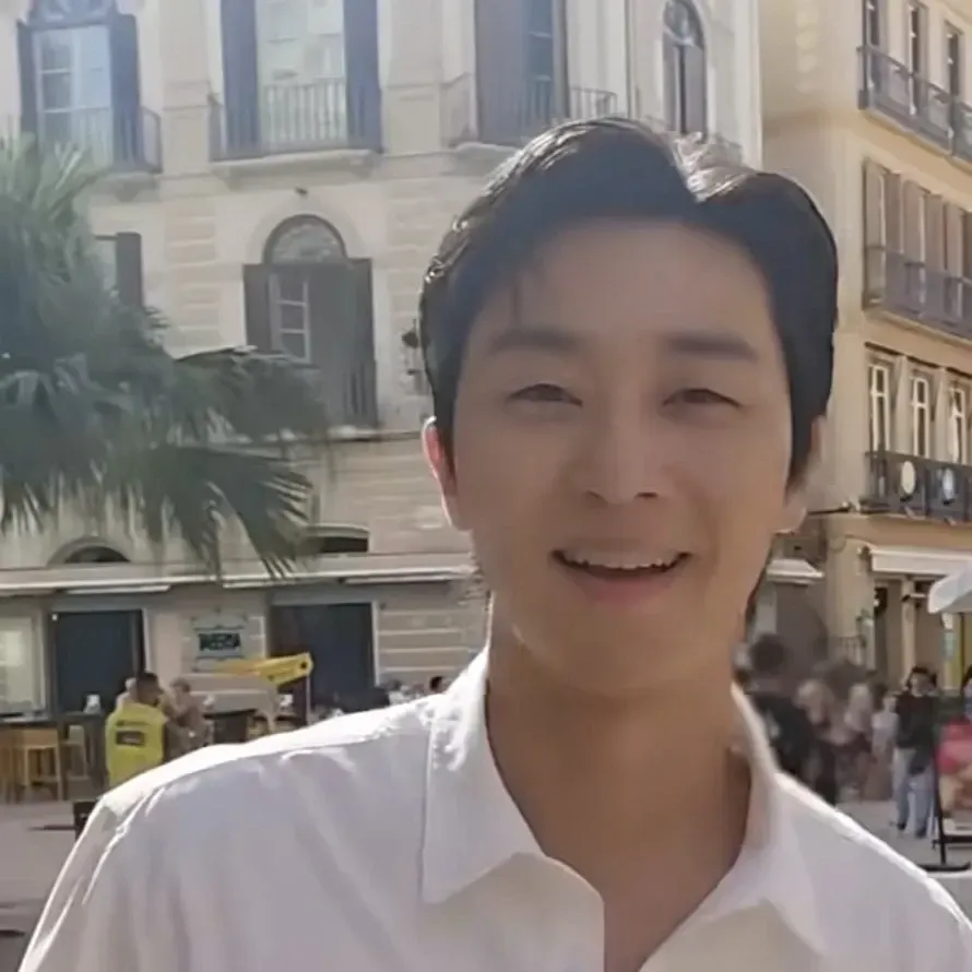 A moment captured by a fan of Park Seojoon