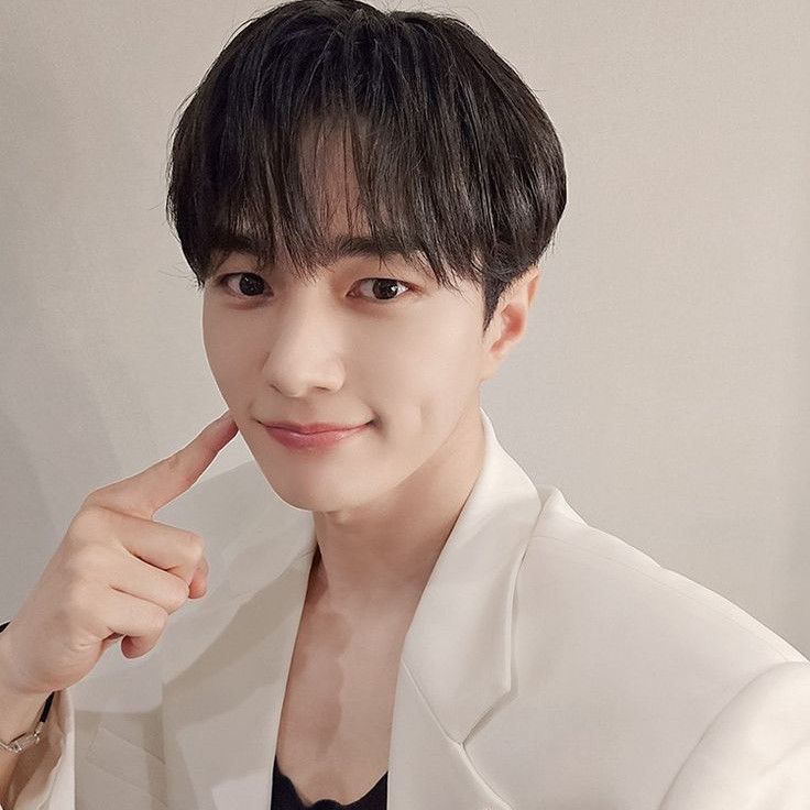 金明洙 (L)的最新照片