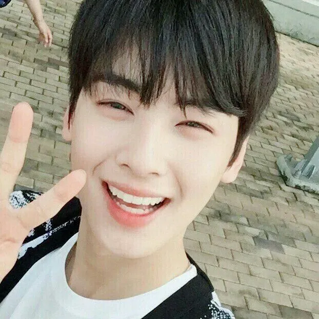 Behind-the-scenes cut of Cha Eunwoo