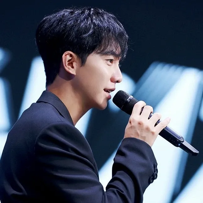 A moment captured by a fan of Lee Seunggi