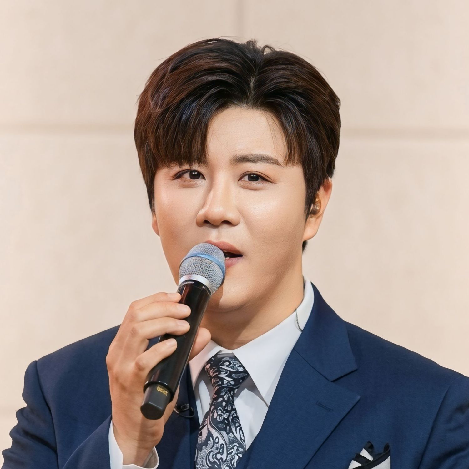 チン・ヘソンのビハインドカット