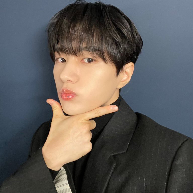 A moment captured by a fan of Kim Myungsoo (L)