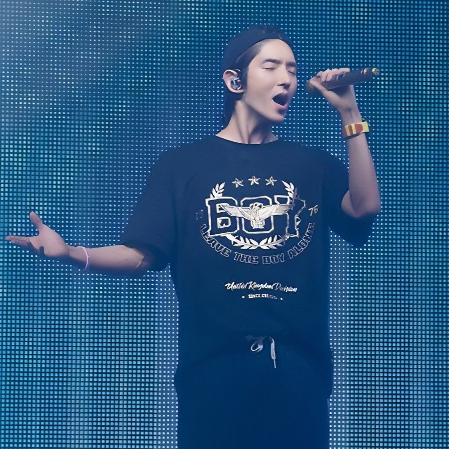 A moment captured by a fan of Lee Joongi