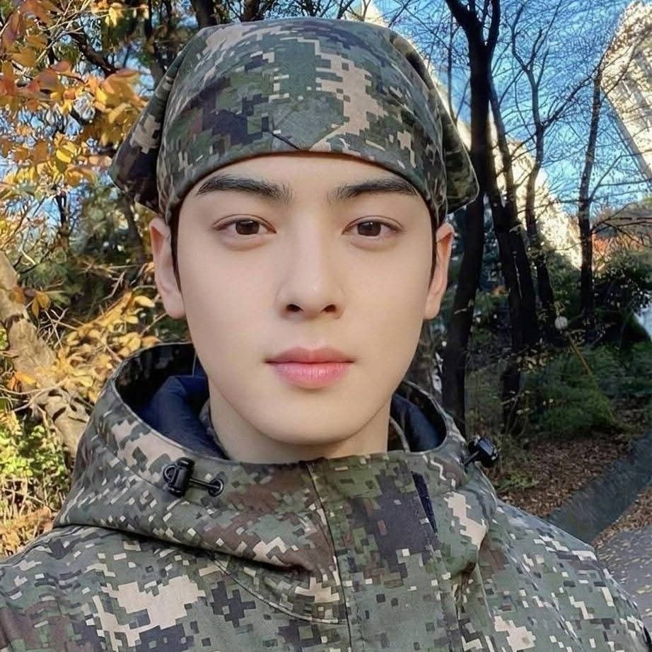 Behind-the-scenes cut of Cha Eunwoo