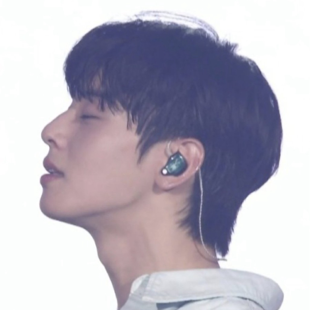 Behind-the-scenes cut of Cha Eunwoo