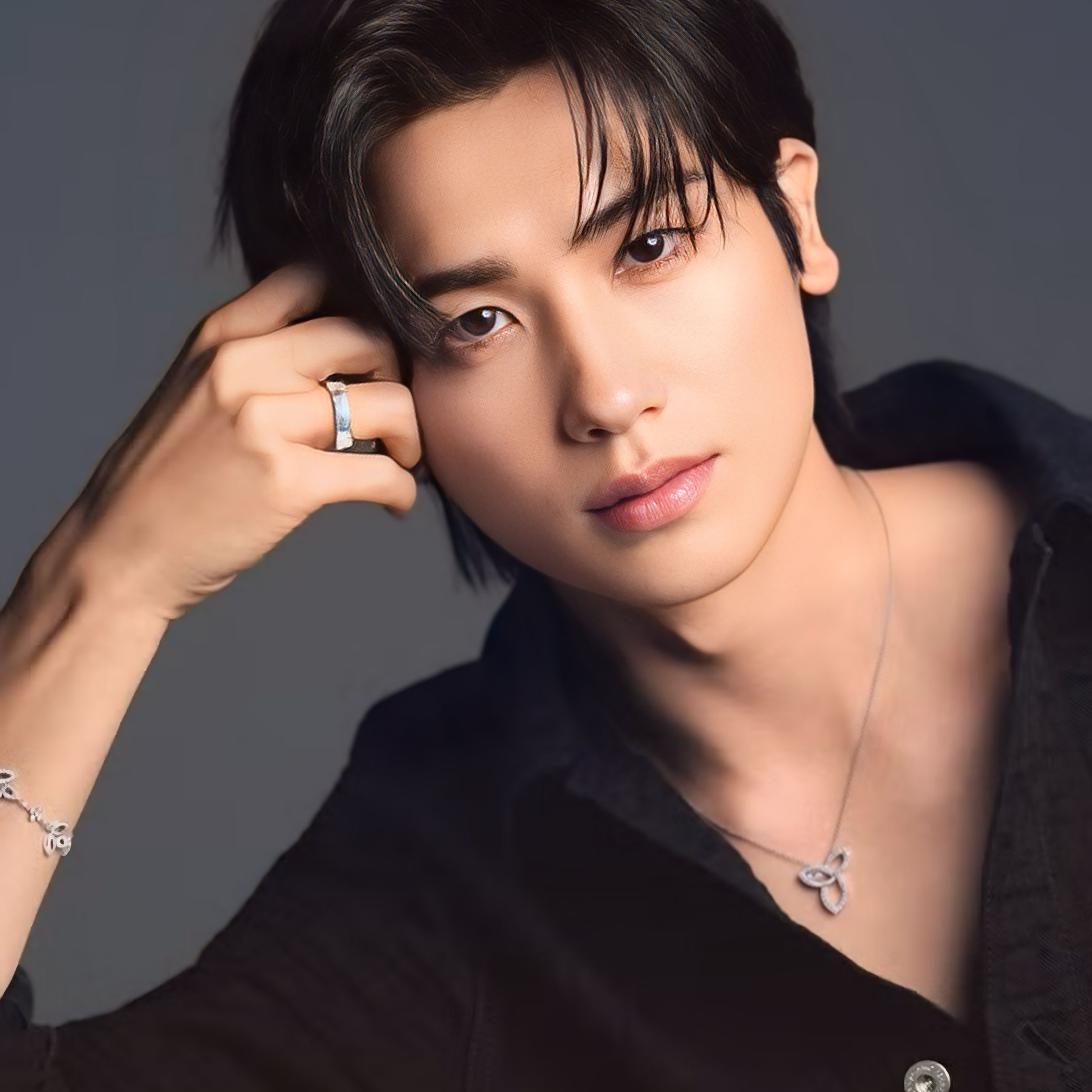 Behind-the-scenes cut of Park Hyungsik