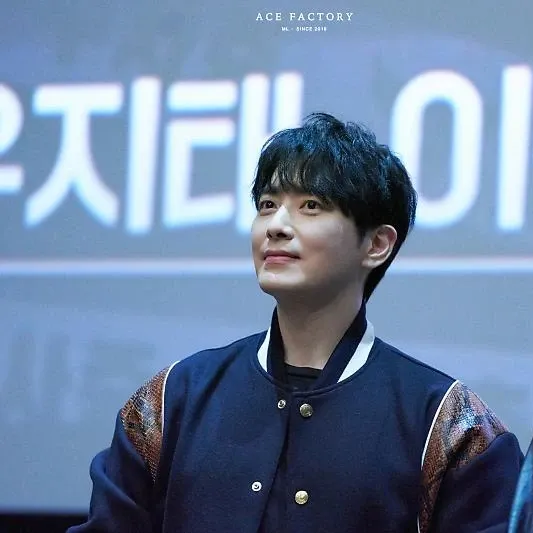 A moment captured by a fan of Lee Joonhyuk