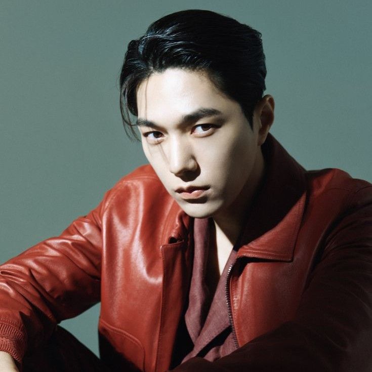 Behind-the-scenes cut of Kim Myungsoo (L)