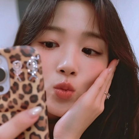 Behind-the-scenes cut of Kim Hyeyoon
