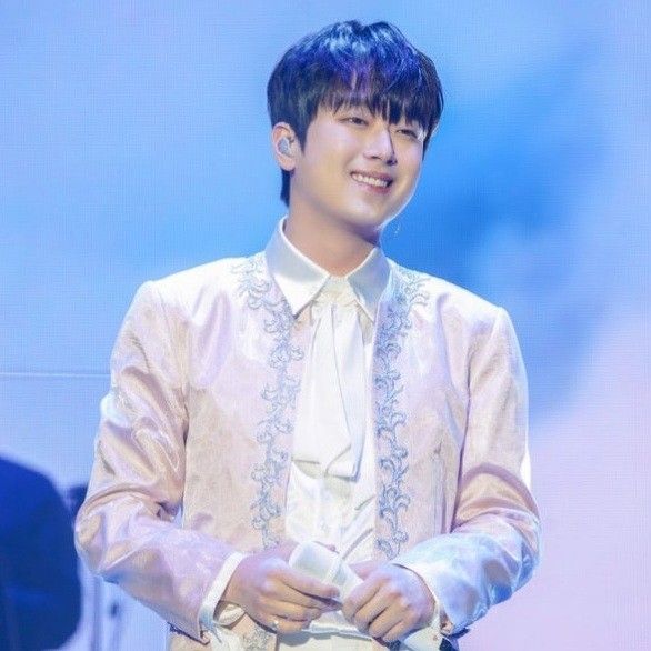 粉丝拍下的李灿元瞬间