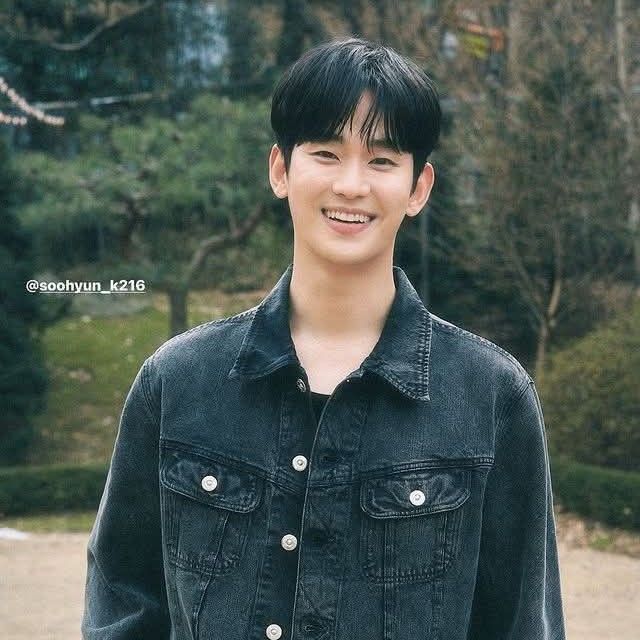 粉丝拍下的金秀贤瞬间