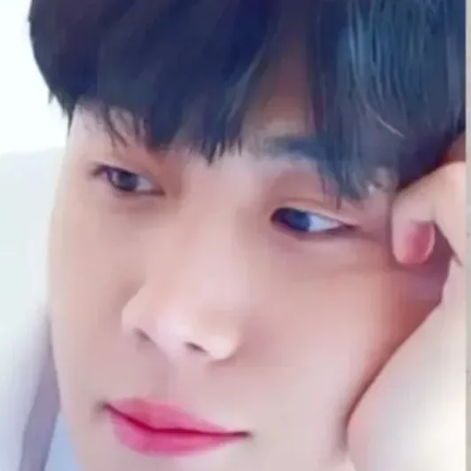 Foto terbaru dari Kim Seonho