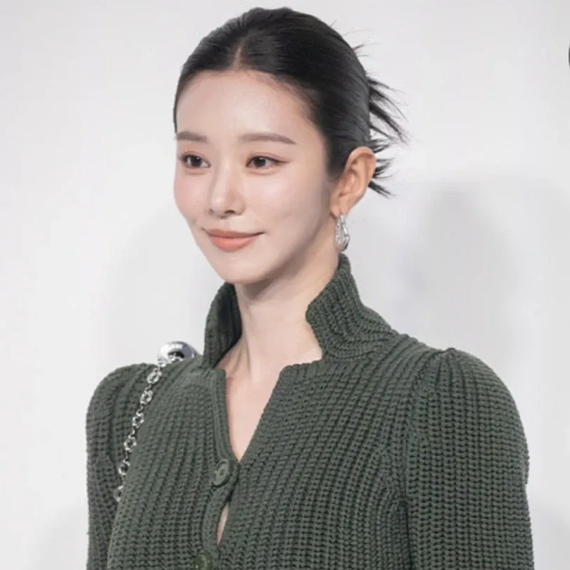 Behind-the-scenes cut of Lee Joobeen