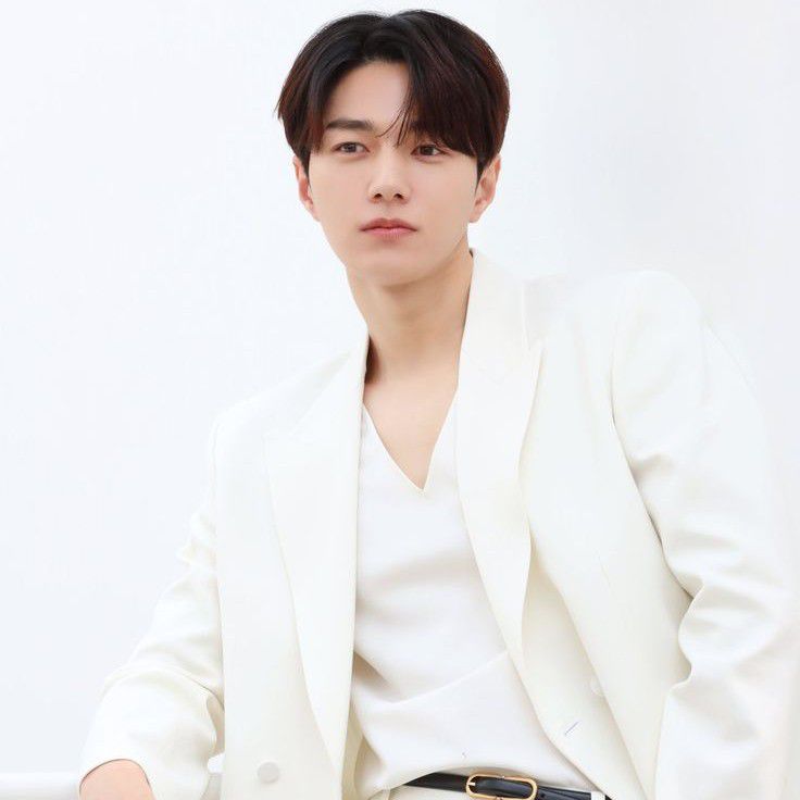 Latest photo of Kim Myungsoo (L)