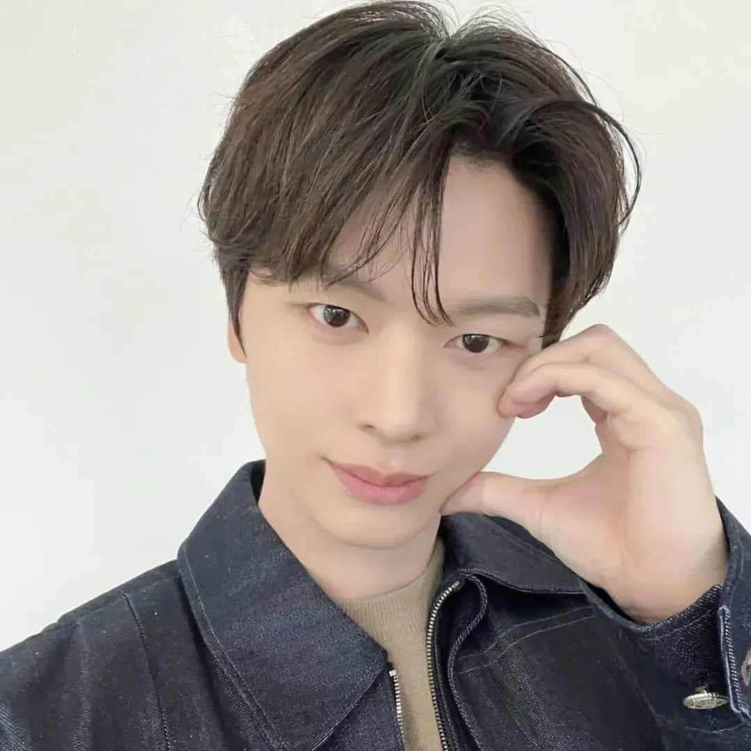 Latest photo of Yook Sungjae