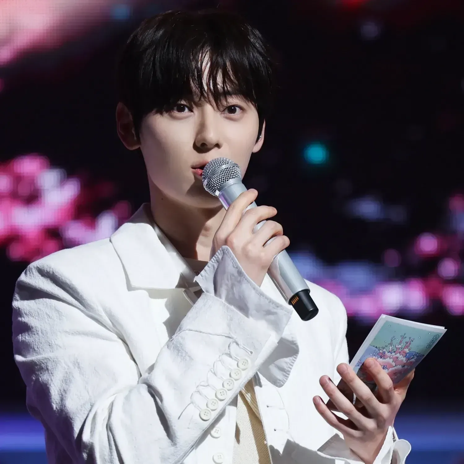 A moment captured by a fan of Hwang Minhyun