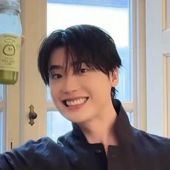 A moment captured by a fan of Lee Jongsuk