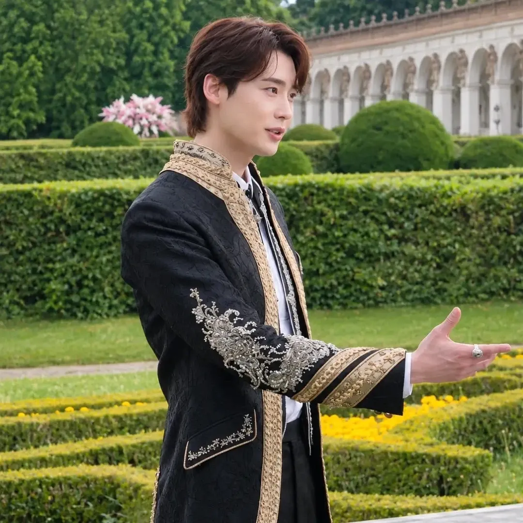 Behind-the-scenes cut of Lee Jongsuk